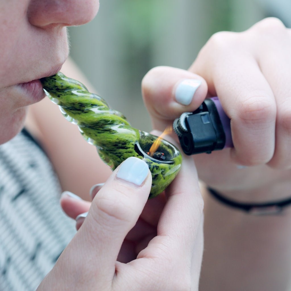 8 Downfalls Of Smoking Cannabis With A Pipe - Glass Bongs Australia