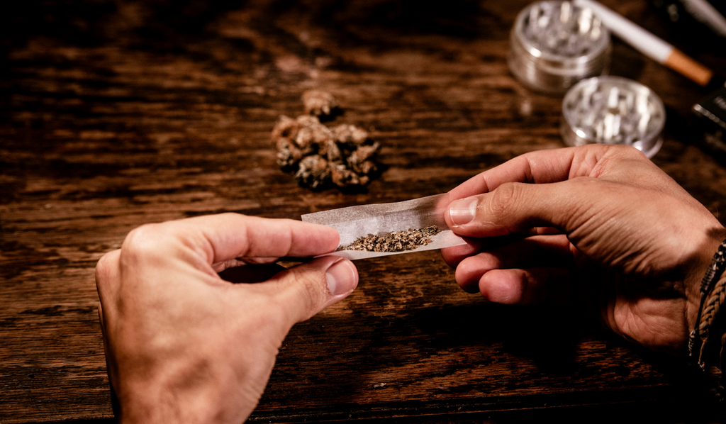How To Roll A Joint: A Beginner's Guide – Glass Bongs Australia