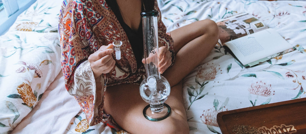 A clean Bud Round Base Bong
