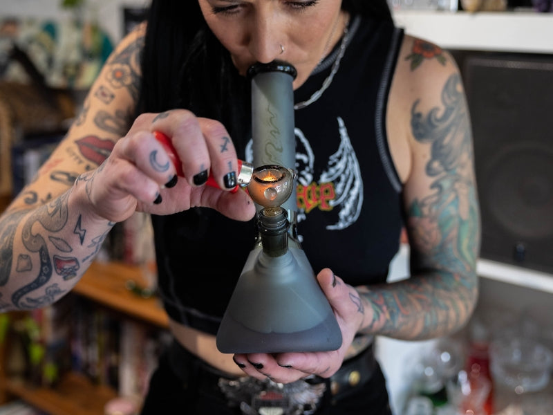 Woman Smoking Bud Beaker Bong 25cm Matte Black