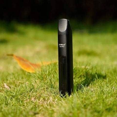 XMAX V3 Vaporizer Black on grass